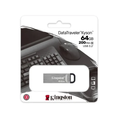Empaque comercial de la memoria Kingston DataTraveler Kyson 64GB detallando la velocidad de lectura.
