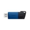2 Unidad flash Kingston Exodia M 64GB con la tapa móvil retraída mostrando el conector USB.