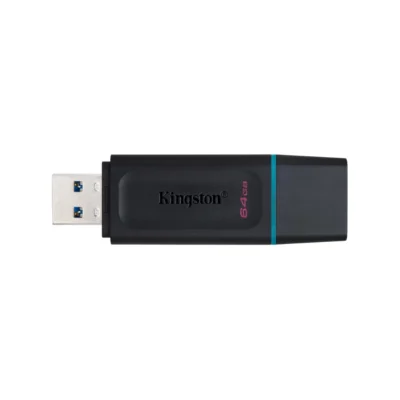 Unidad flash Kingston Exodia 64GB mostrando la tapa protectora colocada en la parte posterior y el conector USB expuesto.