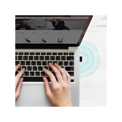 3 Adaptador TP-Link Archer T2U Nano conectado a una laptop sin estorbar en el perfil
