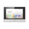 2 Monitor de videoportero WiFi Hikvision DS-KH6320-WTE1 con pantalla táctil de 7 pulgadas sobre fondo blanco.