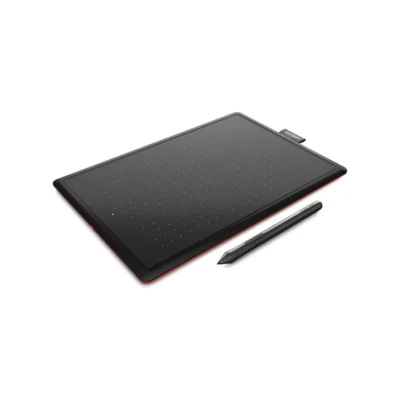 Tableta digitalizadora Wacom One by Wacom CTL-472 color negro y rojo junto a su lápiz vista frontal sobre fondo blanco