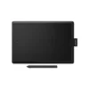 Vista superior de la tableta Wacom CTL-472 destacando su área de trabajo interactiva y lápiz ergonómico sin batería