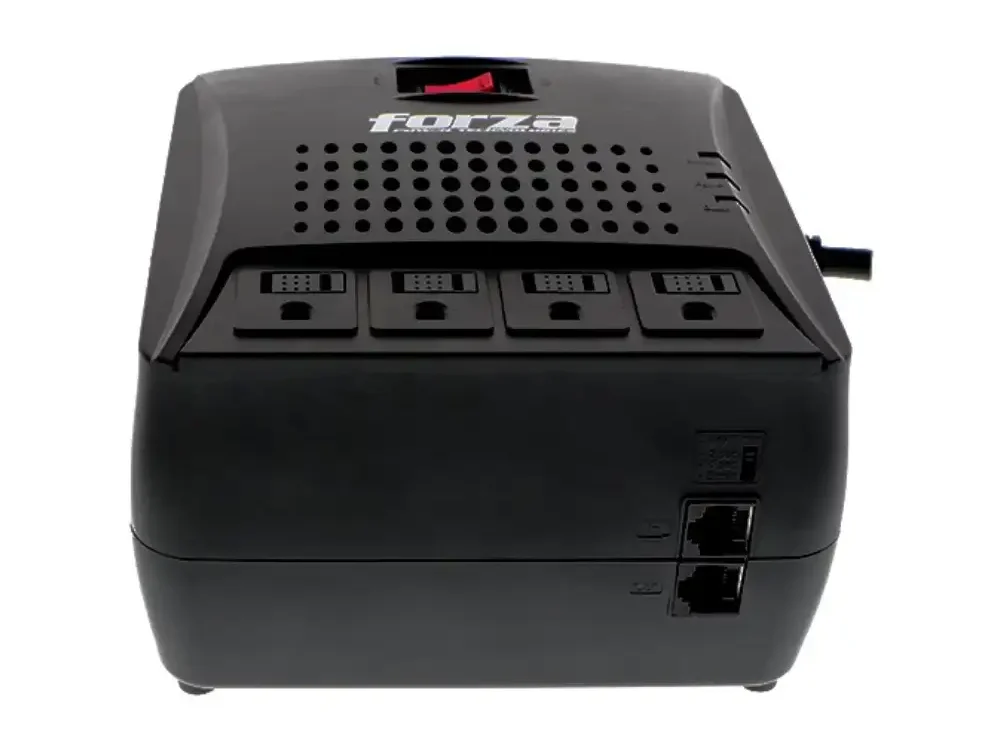 Acercamiento al panel del regulador Forza FVR-3001 destacando sus tomas de corriente protegidas y luces indicadoras LED frontales.