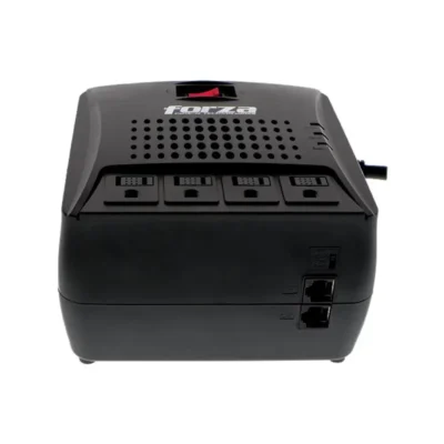 1 Acercamiento al panel del regulador Forza FVR-3001 destacando sus tomas de corriente protegidas y luces indicadoras LED frontales.