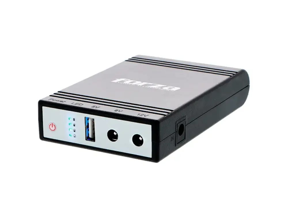 1 Acercamiento al panel frontal del Mini UPS Forza DC-140USB destacando sus indicadores de voltaje 5V, 9V, 12V y su puerto de salida USB.
