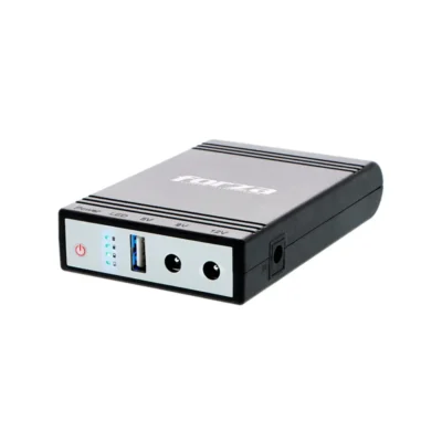 1 Acercamiento al panel frontal del Mini UPS Forza DC-140USB destacando sus indicadores de voltaje 5V, 9V, 12V y su puerto de salida USB.