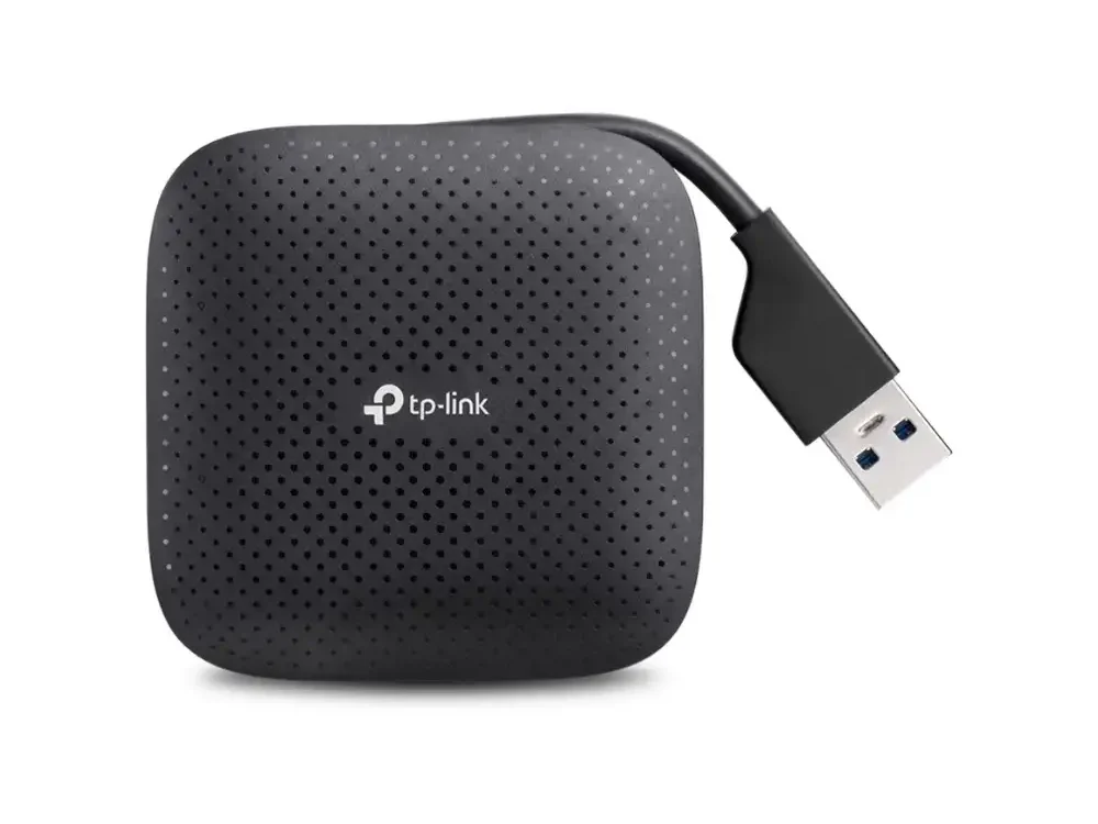 Acercamiento al diseño plegable del Hub TP-Link UH400, destacando cómo el cable USB se oculta de forma segura dentro del dispositivo para transportarlo fácilmente.