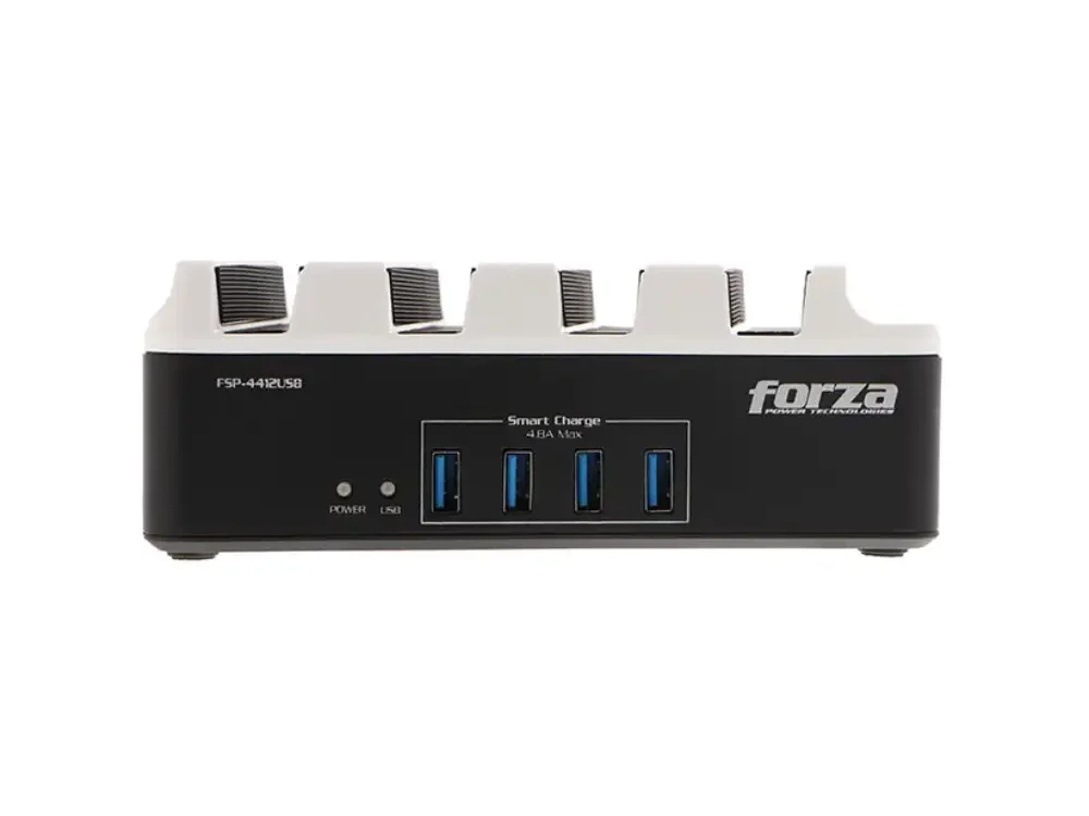 Acercamiento al panel frontal de la estación de carga Forza, destacando los 4 puertos de carga USB y las luces indicadoras LED de estado.