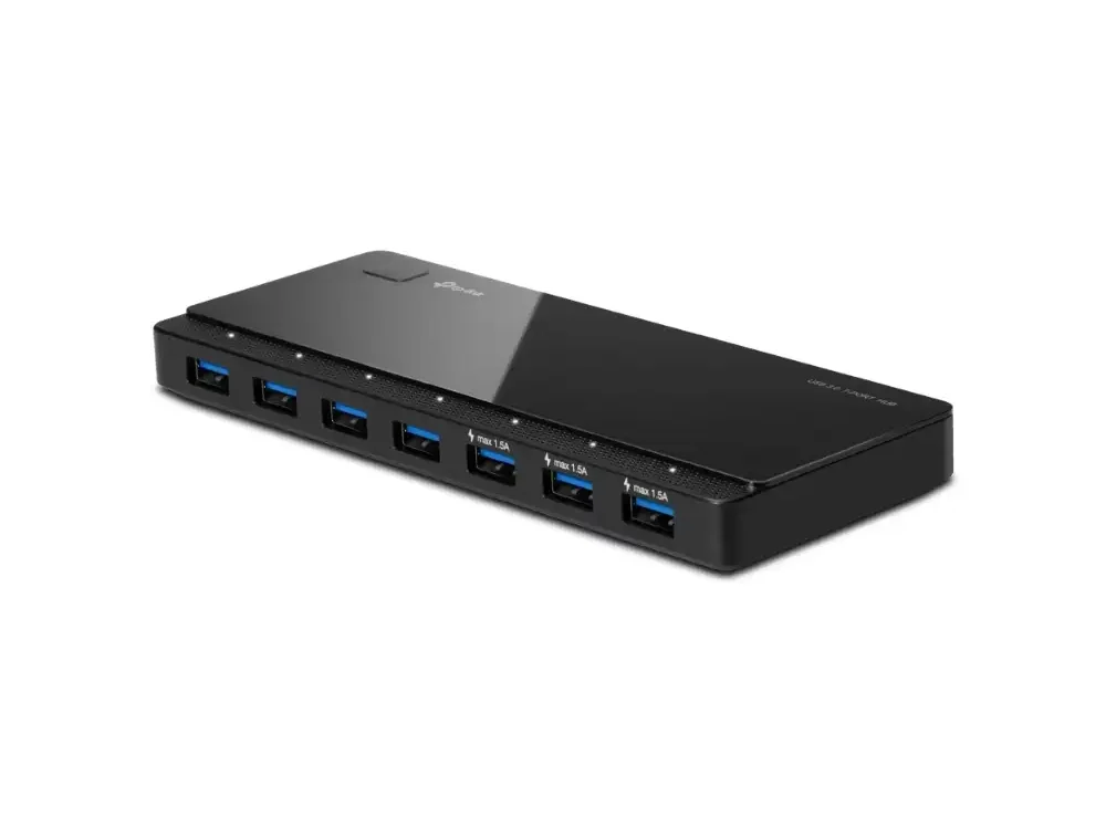 Acercamiento al panel lateral del Hub TP-Link UH700 destacando sus 7 conectores USB, el botón de encendido y los 3 puertos exclusivos de 1.5A.