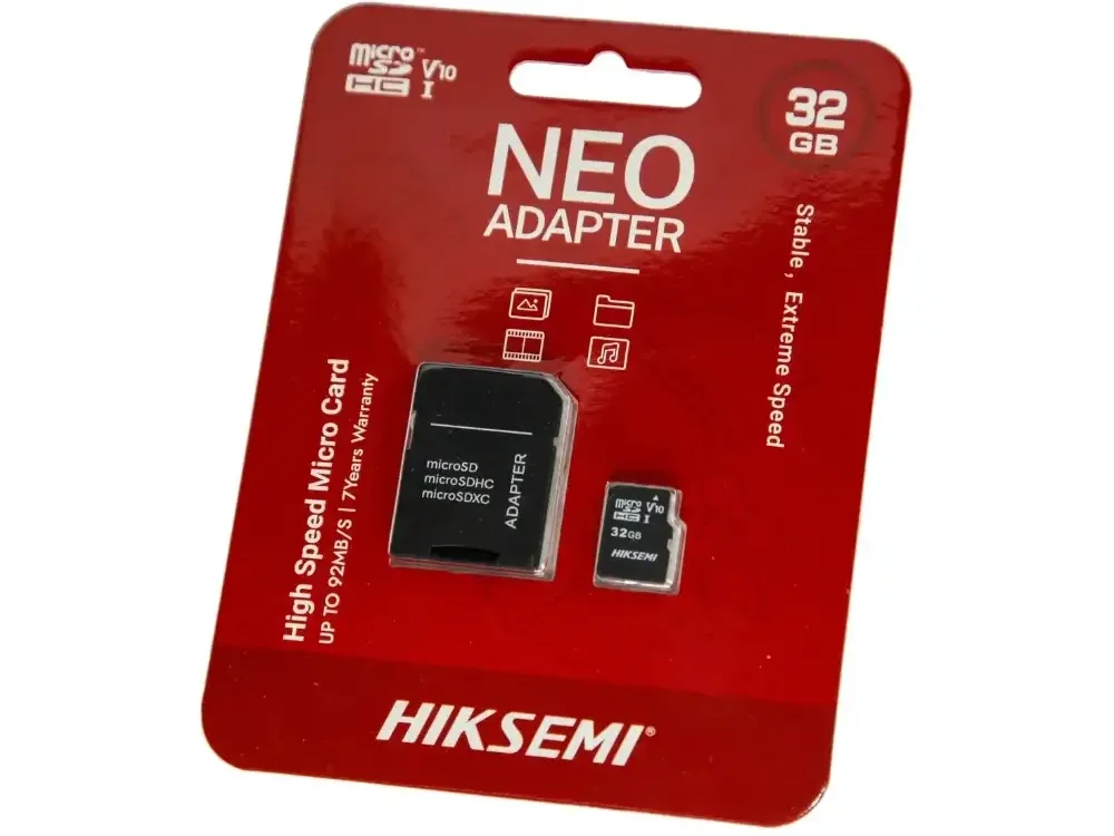 Vista frontal de la tarjeta de Memoria Micro SD Hiksemi Neo de 32GB junto a su adaptador SD sobre fondo blanco.