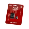 Vista frontal de la tarjeta de Memoria Micro SD Hiksemi Neo de 32GB junto a su adaptador SD sobre fondo blanco.
