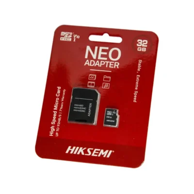 Vista frontal de la tarjeta de Memoria Micro SD Hiksemi Neo de 32GB junto a su adaptador SD sobre fondo blanco.