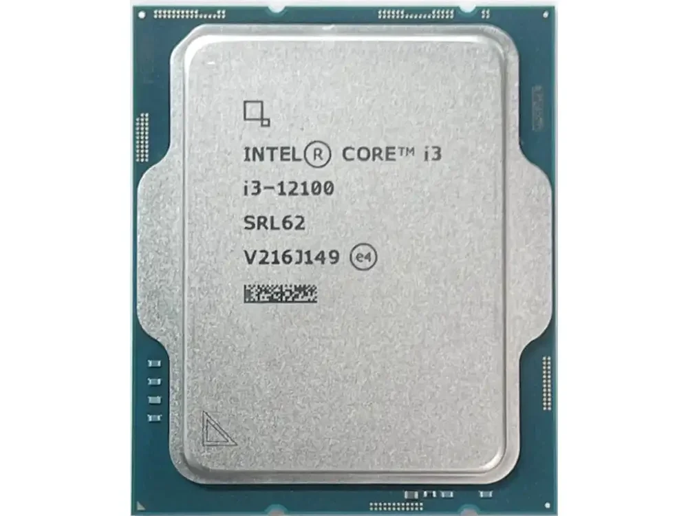 Procesador Intel Core i3-12100 de 12ª generación sobre fondo blanco.