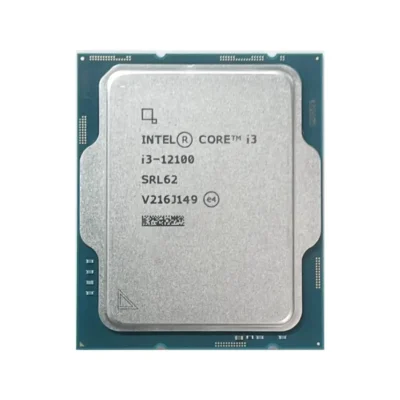 Procesador Intel Core i3-12100 de 12ª generación sobre fondo blanco.