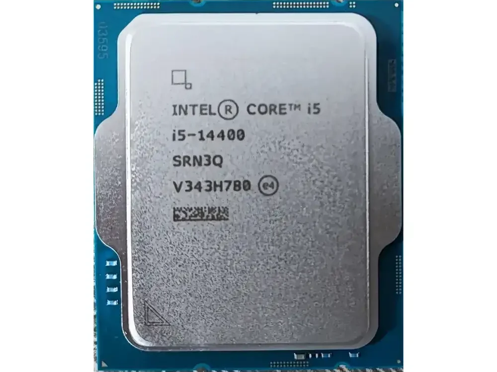 Procesador Intel Core i5-14400 de 14ª Generación sobre fondo blanco.