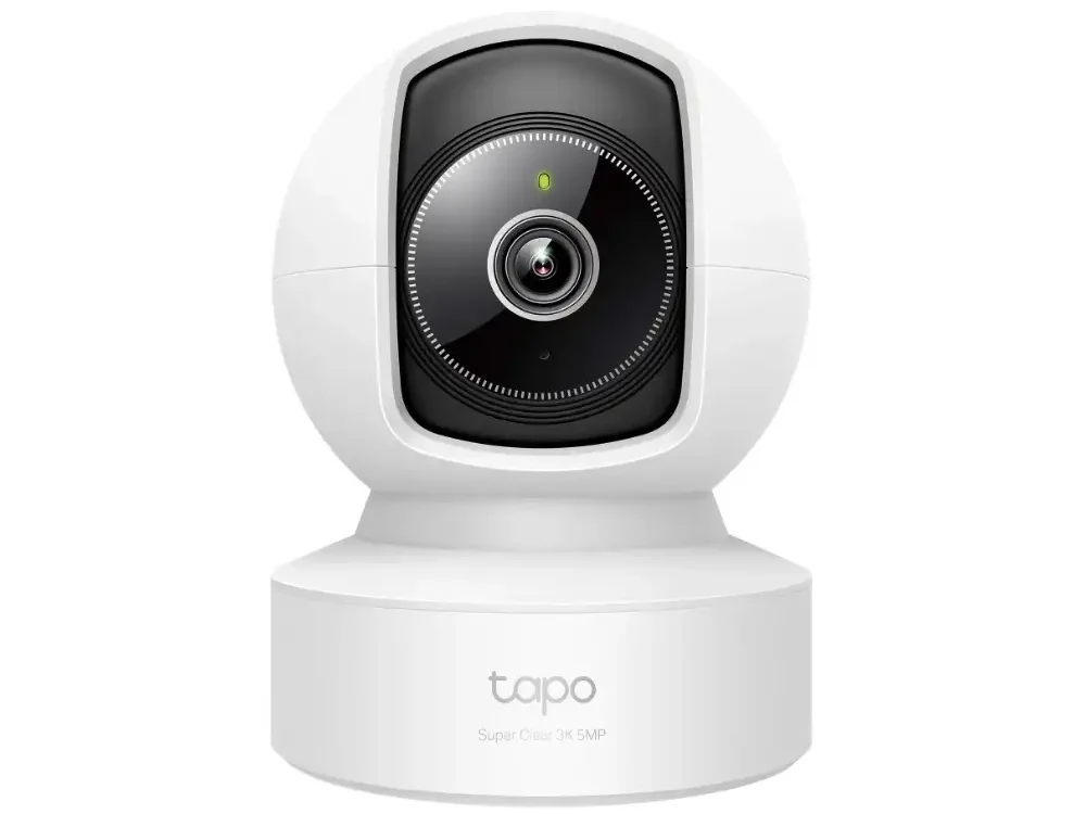 1 Cámara de seguridad interior TP-Link Tapo C232 vista frontal destacando su diseño motorizado 360 grados y su potente lente 3K.