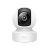 1 Cámara de seguridad interior TP-Link Tapo C232 vista frontal destacando su diseño motorizado 360 grados y su potente lente 3K.