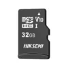 Vista frontal de la tarjeta de Memoria Micro SD Hiksemi Neo de 32GB junto a su adaptador SD sobre fondo blanco.
