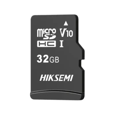 Vista frontal de la tarjeta de Memoria Micro SD Hiksemi Neo de 32GB junto a su adaptador SD sobre fondo blanco.
