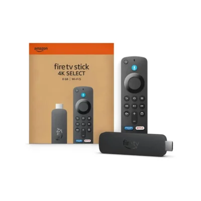 Vista frontal del reproductor streaming Amazon Fire TV Stick 4K Select y su control remoto por voz sobre fondo blanco.