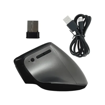 Vista lateral del mouse ergonómico Quasad QME-V10 destacando su ángulo vertical, cable y receptor