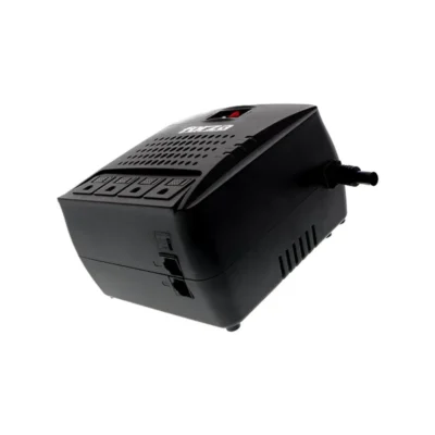 2 Acercamiento al panel del regulador Forza FVR-3001 destacando sus tomas de corriente protegidas y luces indicadoras LED frontales.