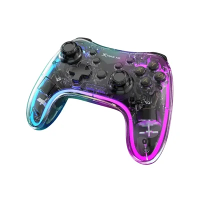Vista frontal del gamepad inalámbrico Xtrike Me GP-52 con diseño transparente e iluminación RGB activada sobre fondo blanco.