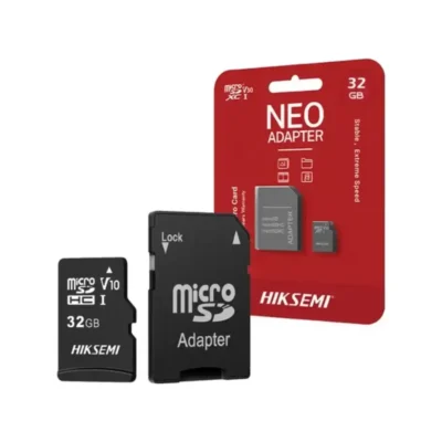 Vista frontal de la tarjeta de Memoria Micro SD Hiksemi Neo de 32GB junto a su adaptador SD sobre fondo blanco.