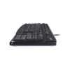 Vista lateral del teclado alámbrico Logitech K120 color negro con distribución en español sobre fondo blanco.