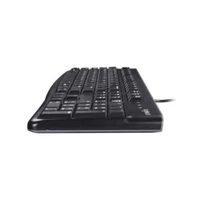 Vista lateral del teclado alámbrico Logitech K120 color negro con distribución en español sobre fondo blanco.