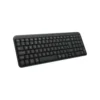 Vista frontal del teclado inalámbrico Logitech K250 color grafito con diseño compacto y teclado numérico sobre fondo blanco.