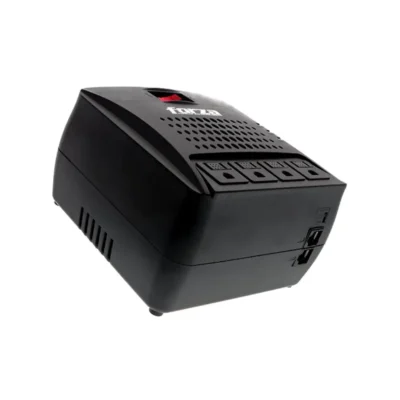4 Acercamiento al panel del regulador Forza FVR-3001 destacando sus tomas de corriente protegidas y luces indicadoras LED frontales.