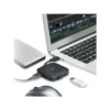 Hub TP-Link UH400 conectado al puerto de una laptop moderna en un escritorio, con múltiples periféricos y memorias transfiriendo datos a alta velocidad.