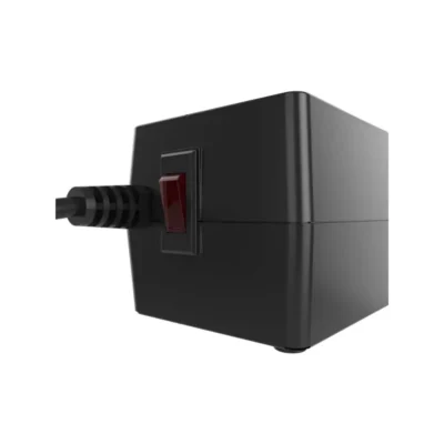 5 Regulador de voltaje automático Forza FVR-1011USB de 1000VA mostrando su diseño negro